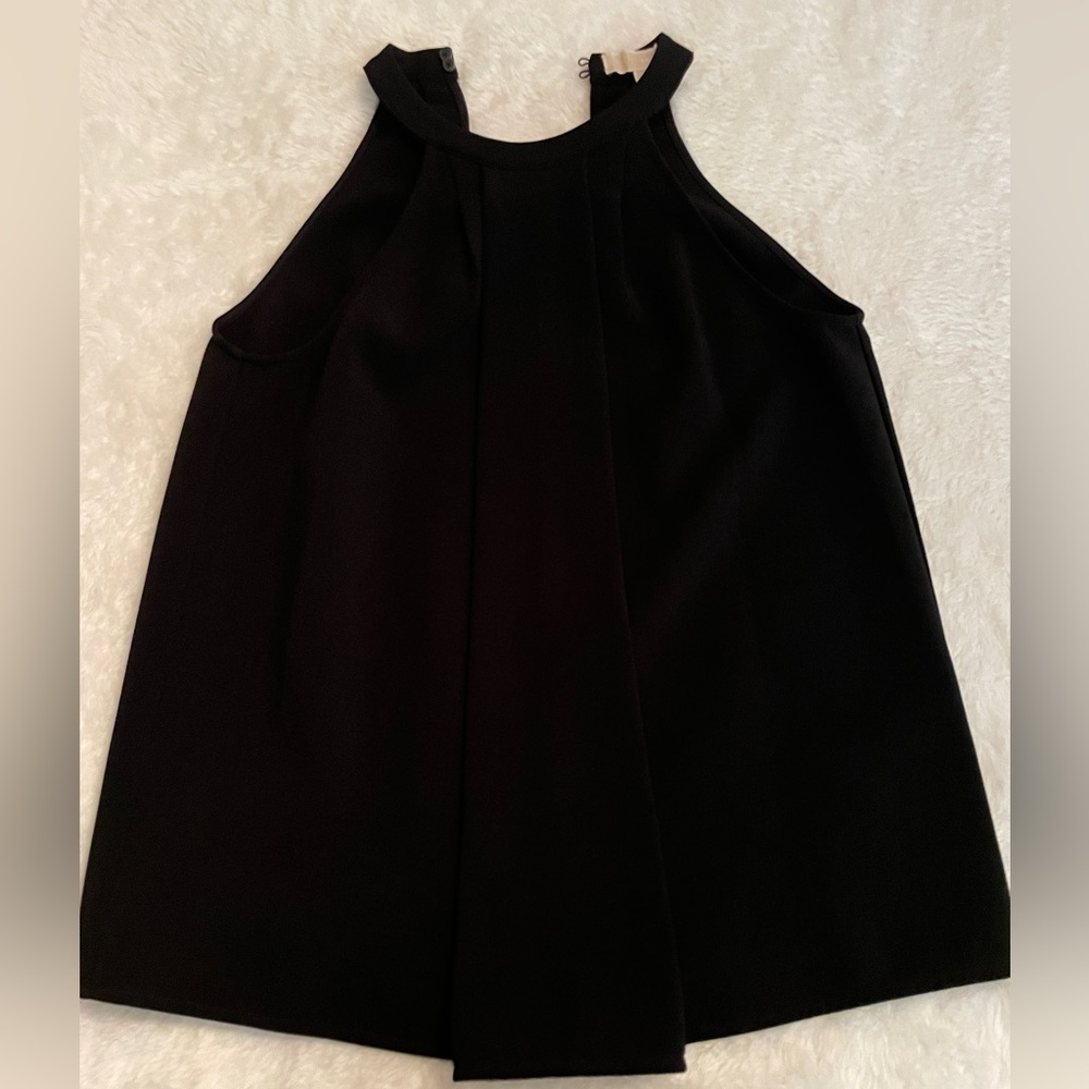 Black neck closure top